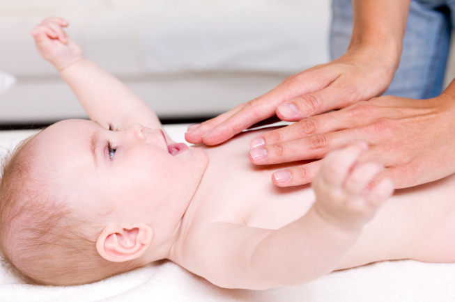 Để xử lý tình trạng trẻ sơ sinh sôi bụng mẹ có thể massage vùng bụng cho bé