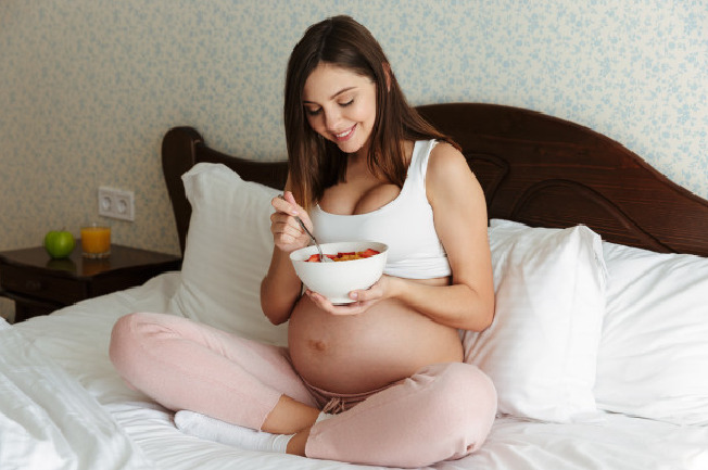 Mẹ bầu 6 tháng nên ăn gì để vào con: Không được bỏ bữa ăn sáng