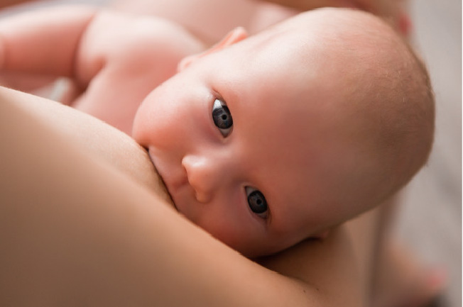 Theo nguyên tắc chung, trong tuần đầu tiên, mẹ nên cho bé bú từ 8 đến 12 lần một ngày