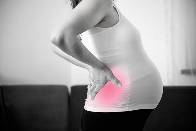 Hầu hết bà bầu đều gặp triệu chứng đau lưng khi mang bầu.