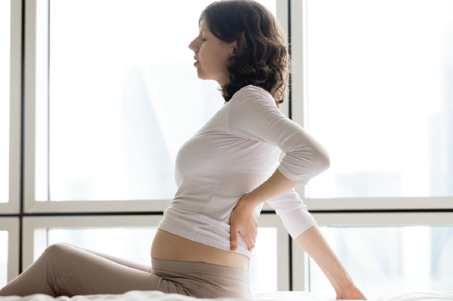 Các cơn gò chuyển dạ giả được mô tả là những cơn đau thắt chặt ở vùng bụng