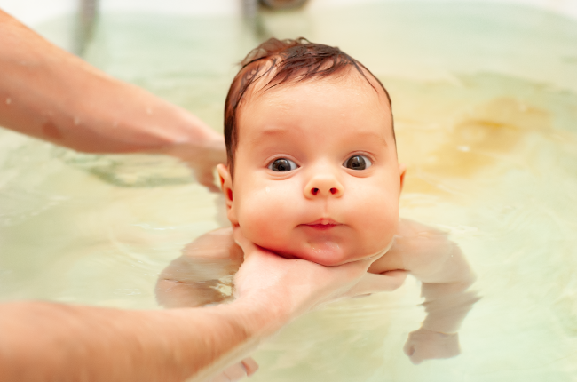 Nếu bé thường xuyên có cơ hội tiếp xúc với nước, sẵn sàng về mặt cảm xúc thì đó là thời điểm tốt nhất để cho bé đi bơi rồi
