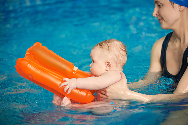 Bố mẹ có thể đăng ký các chương trình tập luyện nhẹ nhàng để bé làm quen với môi trường nước