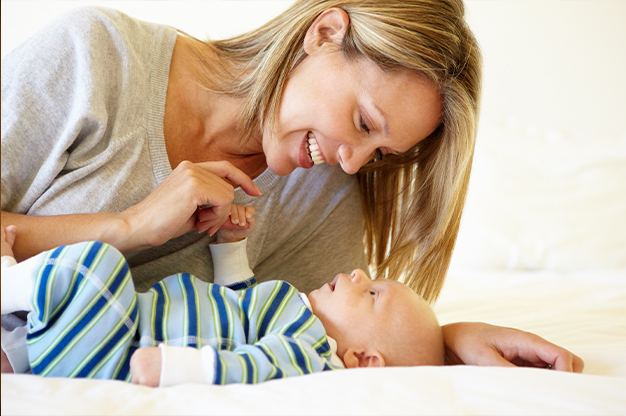 Hát hoặc nói chuyện với trẻ sơ sinh 4 tháng tuổi có thể giúp trẻ phát triển kỹ năng nghe và hiểu ngôn ngữ rất tốt.