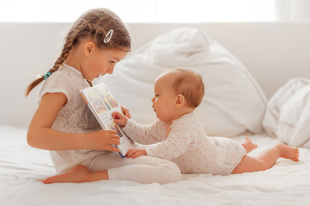 Mẹ có thể lựa chọn những cuốn sách có màu sắc và hình ảnh sinh động để vừa đọc vừa chỉ cho bé xem