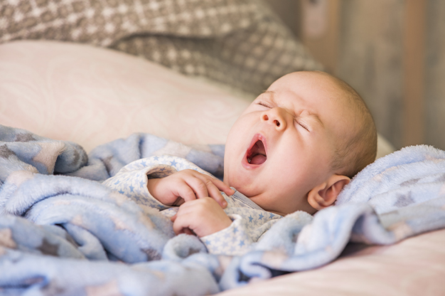 Theo các chuyên gia, thông thường trẻ sơ sinh 2 tháng tuổi sẽ có dấu hiệu buồn ngủ khoảng 30 phút đến một giờ sau khi ăn