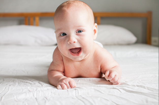 Trẻ sơ sinh 4 tháng tuổi sẽ cố gắng phối hợp các hành động để có thể sớm lật người và ngồi dậy