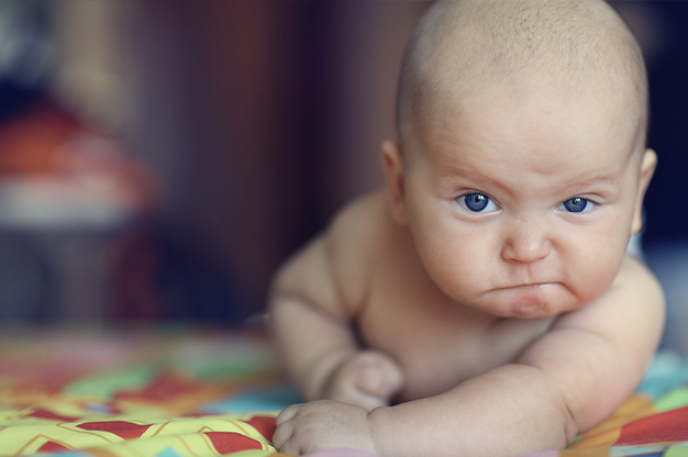 Cũng như ở thời kỳ 3 tháng tuổi, việc bộ lộ cảm xúc của trẻ sơ sinh 4 tháng tuổi cũng rõ ràng hơn
