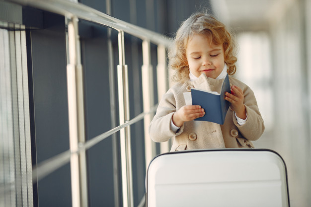 Người xin cấp hộ chiếu trẻ em hay hộ chiếu người lớn có thể nhận hộ chiếu qua hình thức dịch vụ chuyển phát nhanh đến tận địa chỉ