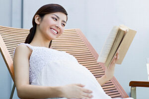 Nên đọc sách gì khi mang thai để mẹ thư giãn, con thông minh