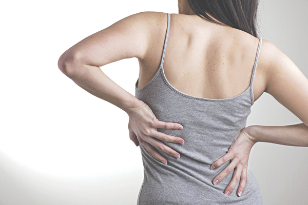 Nhức mỏi lưng là triệu chứng dễ gặp của các mẹ khi chuẩn bị chuyển dạ