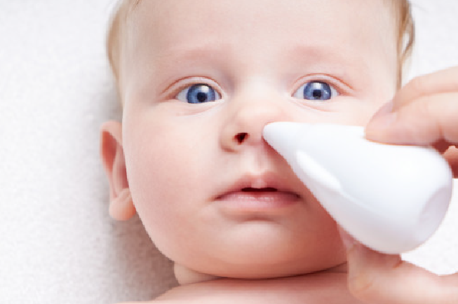 Bình rửa mũi cho trẻ sơ sinh này được làm bằng nhựa, có vòi bơm dung dịch từ đáy bình