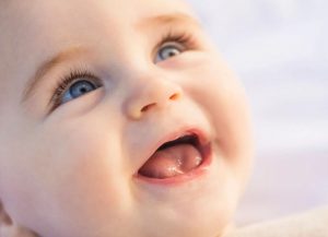 Trẻ bị nấm miệng: Nguyên nhân, triệu chứng và cách điều trị