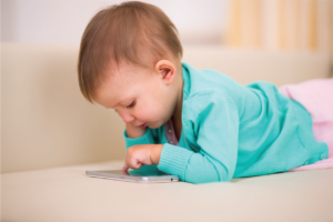 Trẻ em sử dụng điện thoại sớm: Lợi ích và tác hại