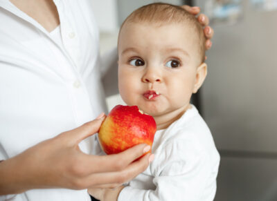Cách chế biến táo cho bé ăn dặm cực ngon và hấp dẫn
