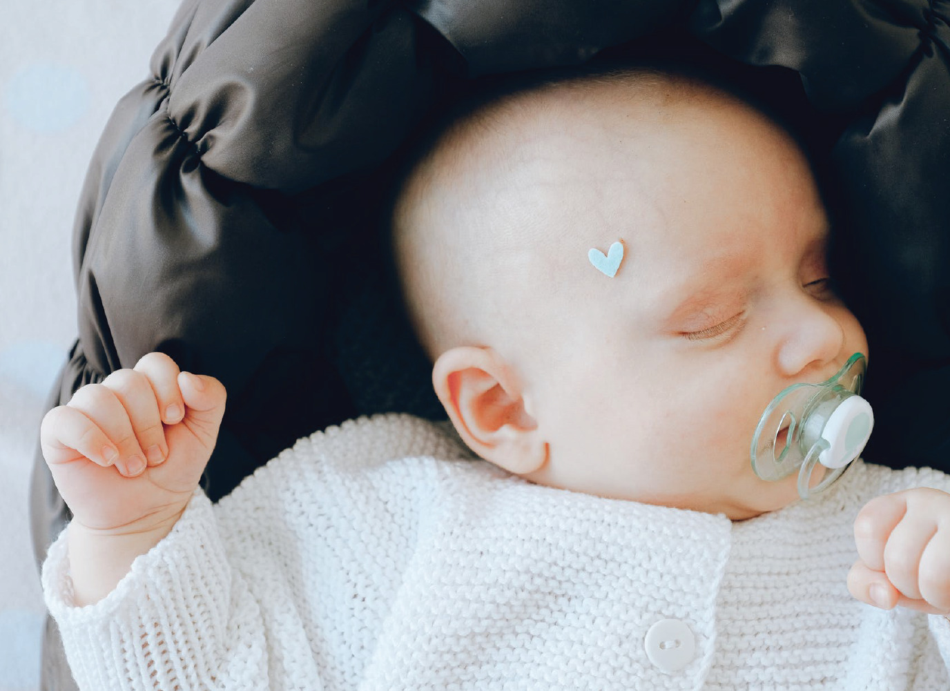 Bé 6 tháng tuổi biết làm gì ? Con biết điều khiển cơ thể & phản ứng lại rồi