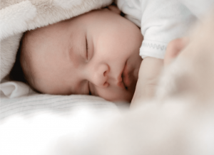 Bé ngủ hay giật mình – mẹ phải làm thế nào?