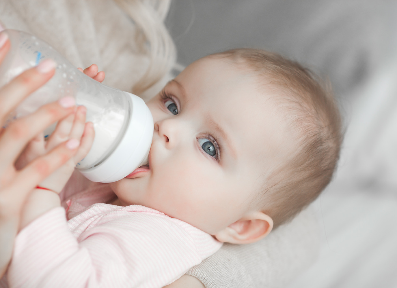 Các loại bình sữa tốt cho bé và 5 kinh nghiệm mẹ cần biết