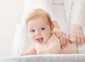 Một số cách mát xa cho bé 1 tháng tuổi cảm thấy thoải mái