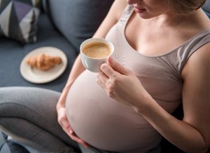 Mẹ có được dùng cafein khi mang thai không?