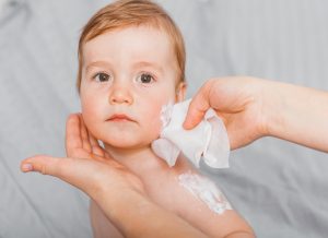 Chuyên gia khuyên dùng khăn ướt để chăm sóc da đúng cách cho trẻ sơ sinh, trẻ nhỏ