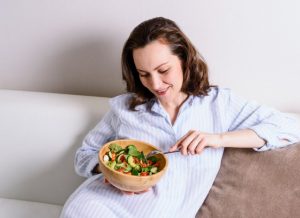 Mang thai tháng đầu nên ăn gì? 10 thực phẩm tốt cho mẹ bầu tháng đầu