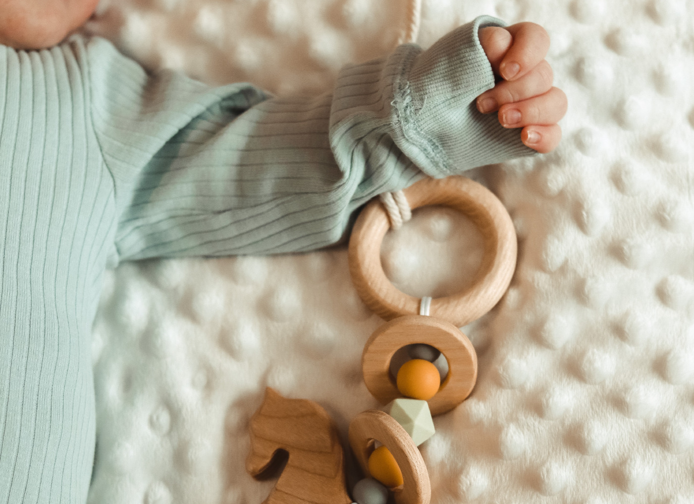 Đồ chơi cho bé sơ sinh – bật mí cách chọn chuẩn không cần chỉnh