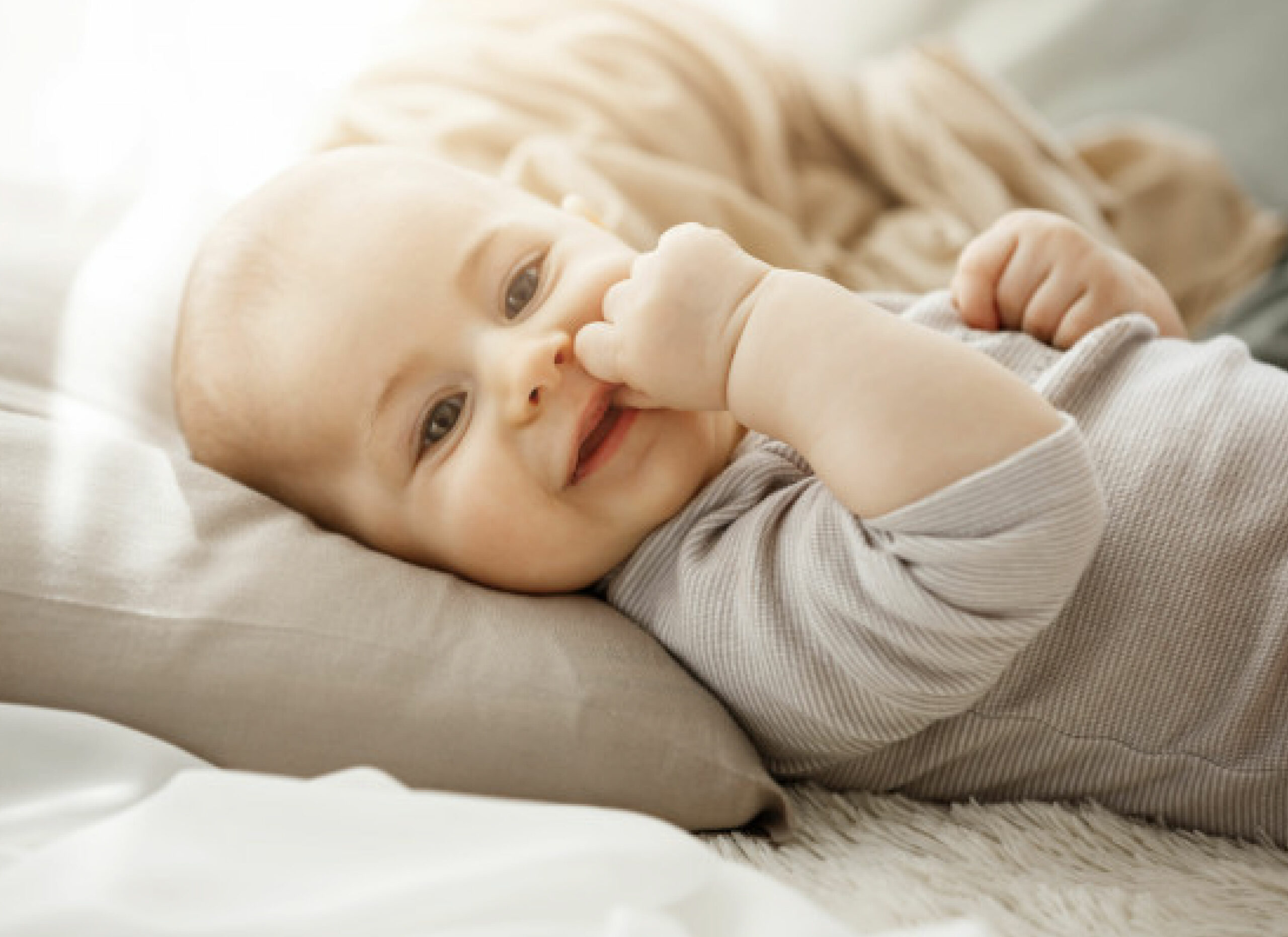 Những lợi ích của việc sử dụng gối nằm cho bé