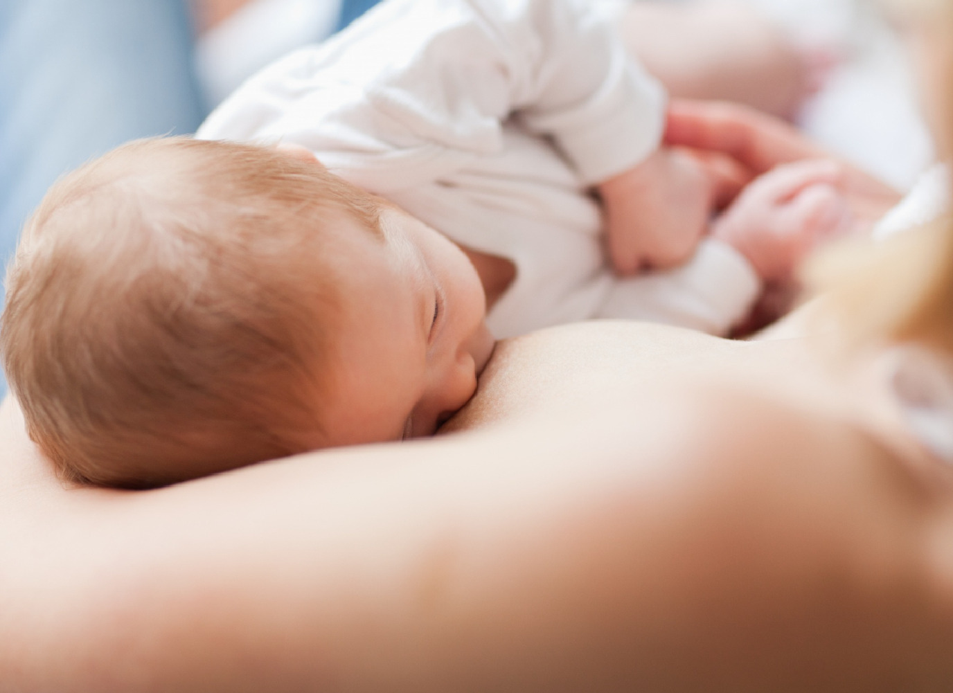 Lượng sữa cho bé 8 tháng: Bao nhiêu là chuẩn khoa học?
