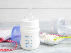 Mẹ có đang dùng nước rửa bình sữa chuyên dụng để làm sạch bình sữa và các vật dụng hàng ngày cho con?