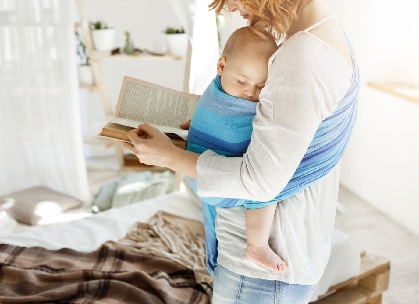 Молодая мама читать. Сонная молодая мама. Мама читает с грудным ребенком.