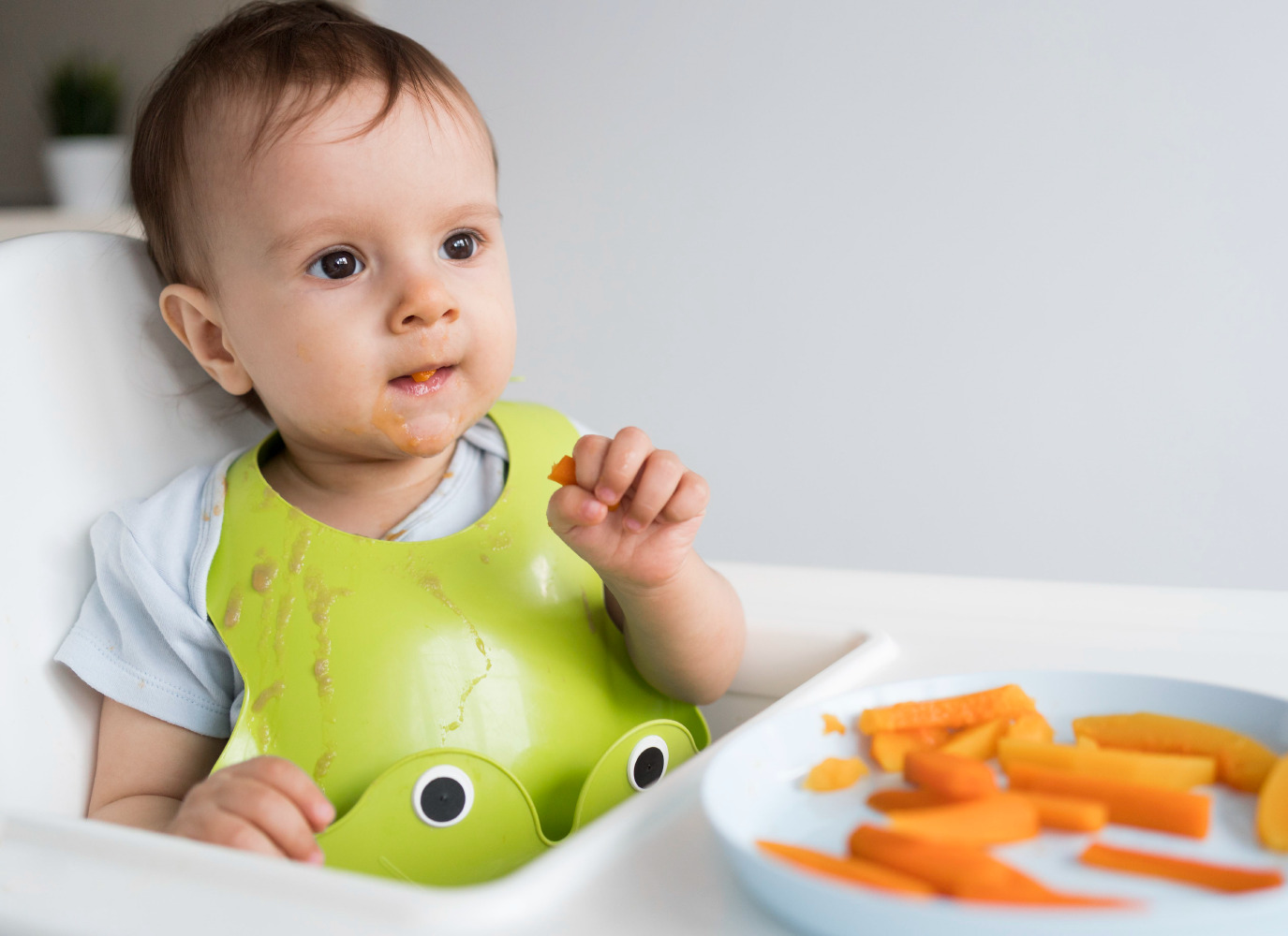 Thực đơn ăn dặm cho bé 4 tháng: Liệu Ăn Dặm Sớm Có Tốt?