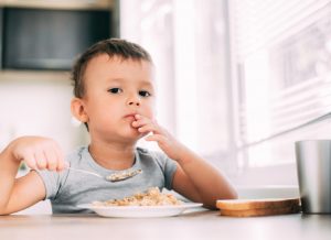 Chuyên gia giải đáp: Bé 1 tuổi ăn cơm được chưa?