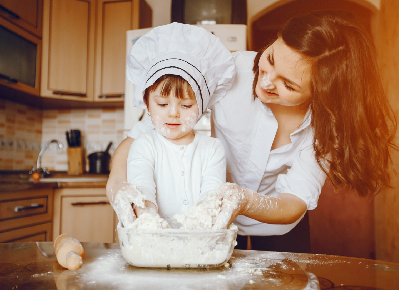 Женщина с ребенком на кухне