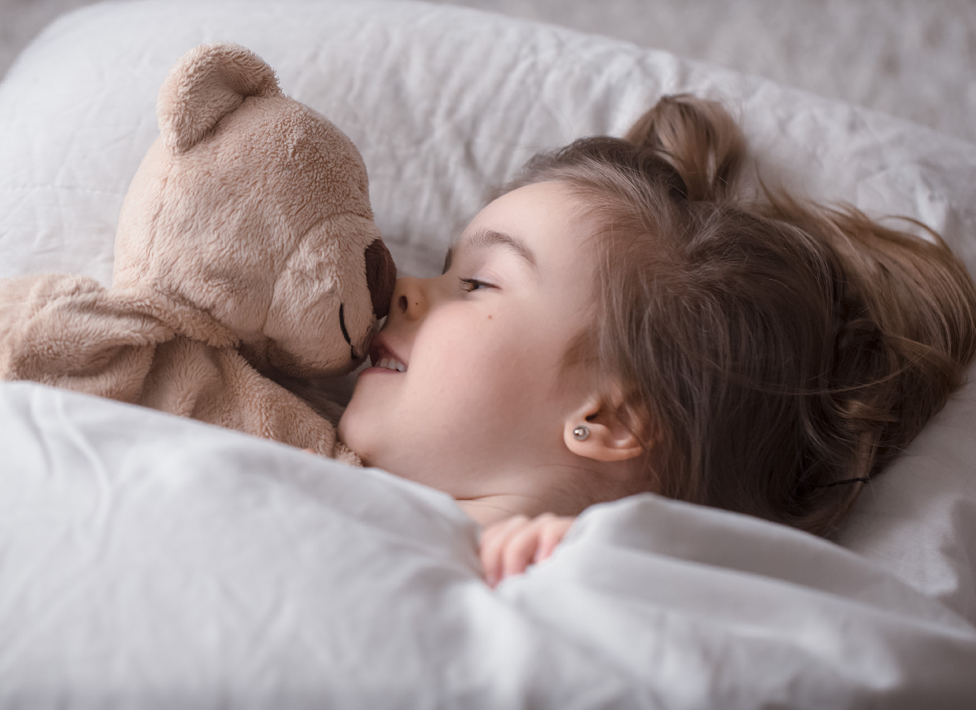 Trẻ ngủ ngày thức đêm có nguy hiểm không?