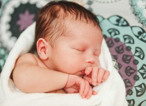 Trẻ sơ sinh đổ nhiều mồ hôi đầu: Những thông tin mẹ phải biết