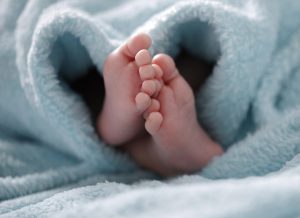 Trẻ sơ sinh ra mồ hôi tay chân có đáng lo không?