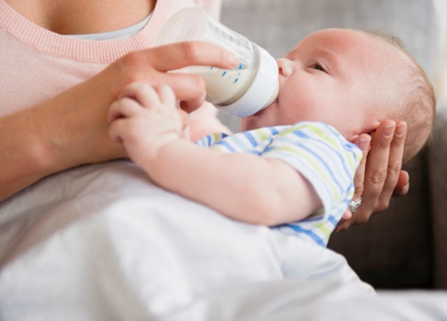 Thay đổi sữa công thức mới cho bé khi bé không hợp