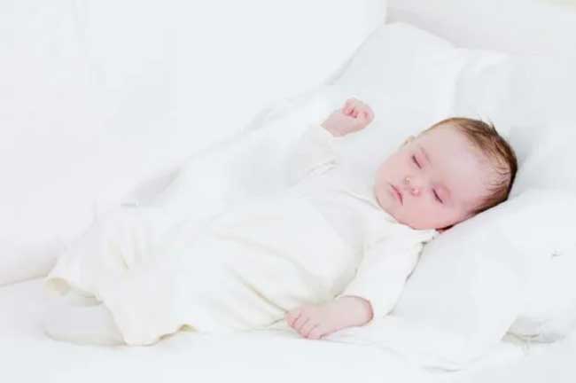 Bé ngủ trước 9 giờ tối mỗi ngày để đảm bảo cho sự phát triển toàn diện của bé