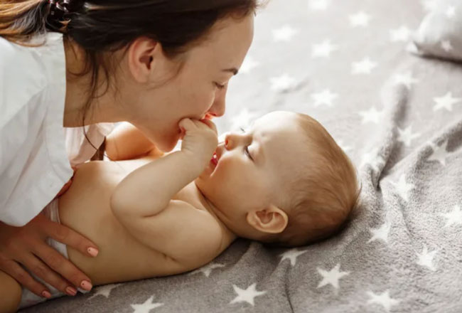 Chọn tã dán cho trẻ 2 tháng tuổi chất lượng và phù hợp sẽ giúp bé thoải mái hơn, ngừa hăm và mẩn đỏ