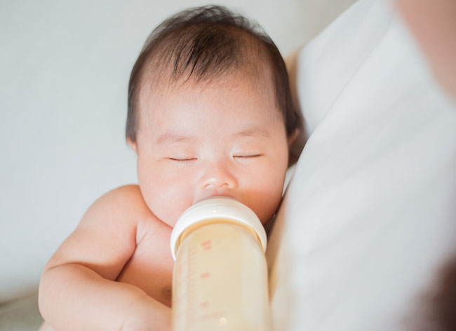 Bé bú bình khi buồn ngủ rất dễ bị sặc sữa