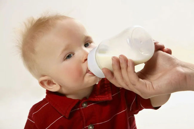 cách lắp bình sữa cho trẻ sơ sinh