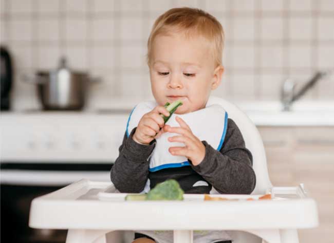 Nếu bé đã biết ăn dặm, mẹ nên ưu tiên cho bé ăn những món ăn mát, đặc biệt là các món từ rau xanh.