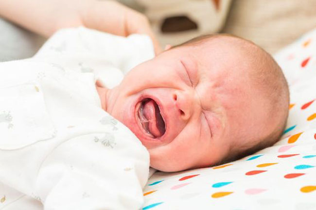 Dính thắng lưỡi gây nhiều khó chịu cho bé trong việc bú sữa