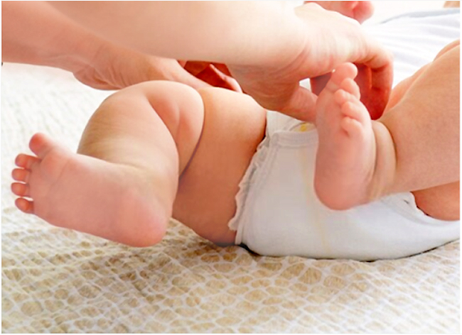 Mẹ có thể sử dụng miếng lót sơ sinh kết hợp với tã dán để dùng cho bé 1 tháng tuổi