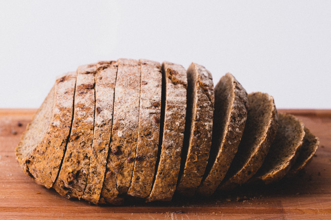 Bánh mì dinh dưỡng được cắt thành từng miếng