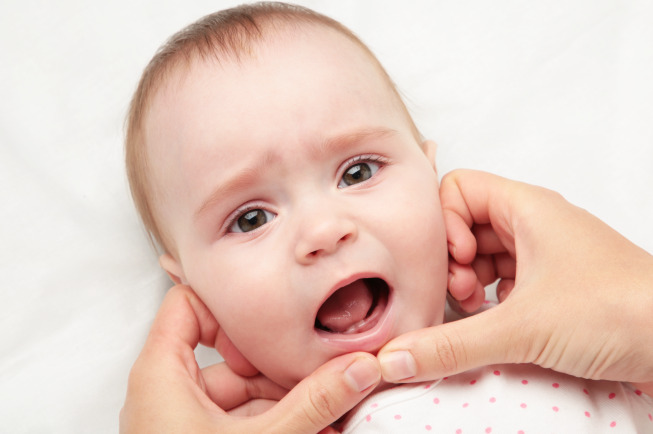 Cách vệ sinh răng miệng cho trẻ sơ sinh trong giai đoạn bắt đầu mọc răng