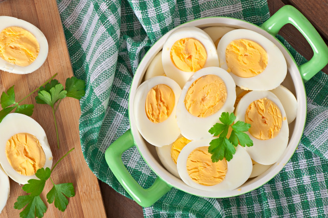 Trẻ sau sáu tháng có thể ăn trứng luộc kỹ nhưng nên tránh trứng chưa nấu chín kỹ