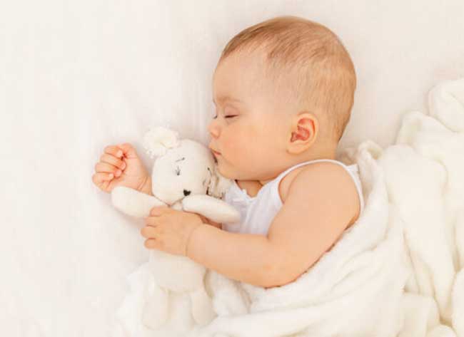 Giữ không gian ngủ của bé yên tĩnh sẽ giúp bé của mẹ ngủ ngon, hạn chế giật mình