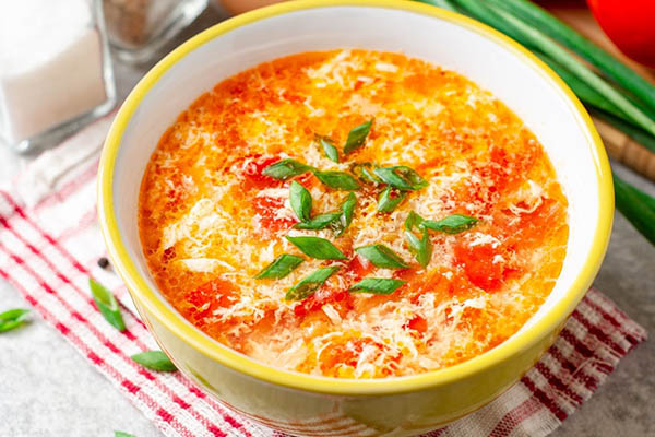 Nấu canh cà chua trứng